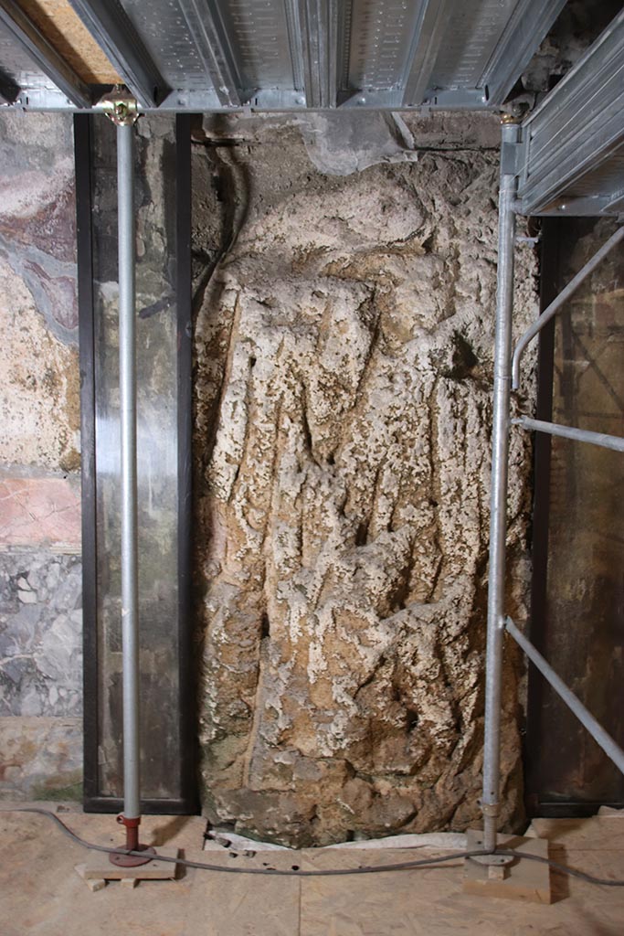 Suburban Baths, Herculaneum. October 2025.
Frigidarium, north wall, detail of volcanic mud/debris flowing through the doorway with remains of carbonised wooden door-jambs, outlined in black.
Photo courtesy of Klaus Heese.
